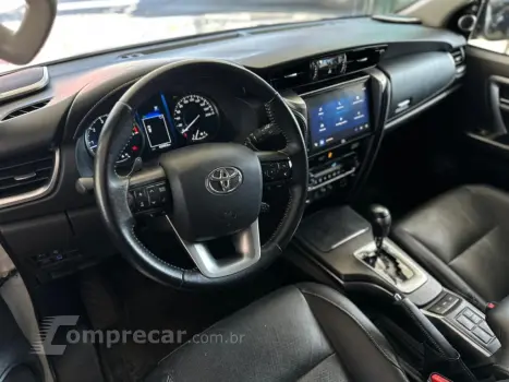 HILUX SW4 2.8 D-4D TURBO DIESEL SRX 7L 4X4 AUTOMÁTICO