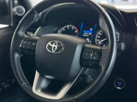 HILUX SW4 2.8 D-4D TURBO DIESEL SRX 7L 4X4 AUTOMÁTICO