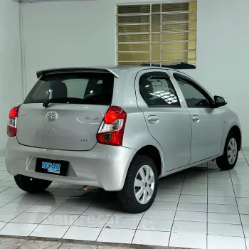 ETIOS HB X ETIOS HB X