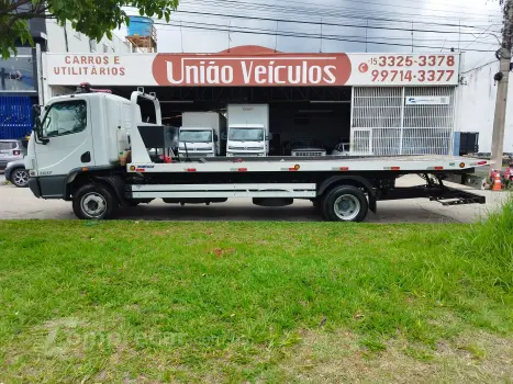 Mercedes-Benz Accelo 1017 + Plataforma Engetruck 2 portas