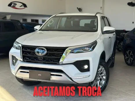 Toyota HILUX SW4 2.8 D-4D TURBO DIESEL SRX 7L 4X4 AUTOMÁTICO 4 portas
