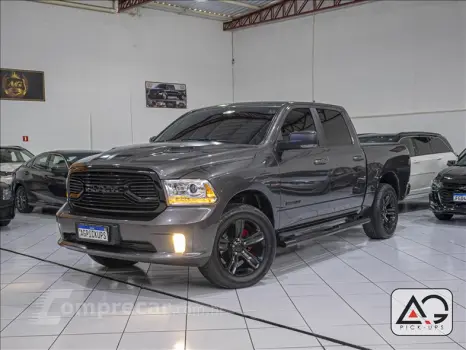 RAM CLASSIC 5.7 V8 Laramie Night Edition CD 4X4 4 portas