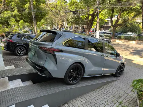 SIENNA 2.5 VVT-I Hybrid XSE