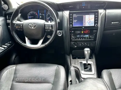 HILUX SW4 2.8 D-4D TURBO DIESEL SRX 7L 4X4 AUTOMÁTICO