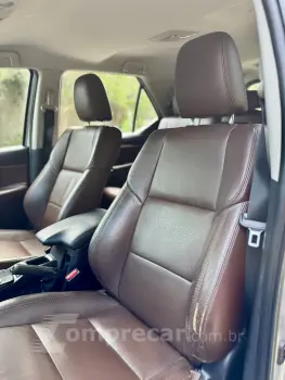 HILUX SW4 2.7 SR 4X2 7 Lugares 16V