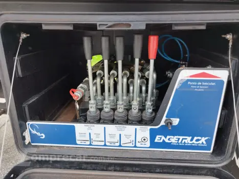 Accelo 1017 + Plataforma Engetruck