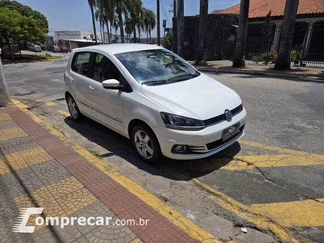 Volkswagen FOX 1.6 MI Highline 8V 4 portas