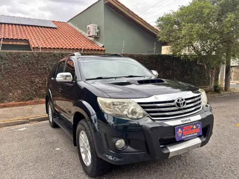 Toyota HILUX SW4 3.0 SRV 4X4 7 Lugares 16V Turbo Intercooler 4 portas