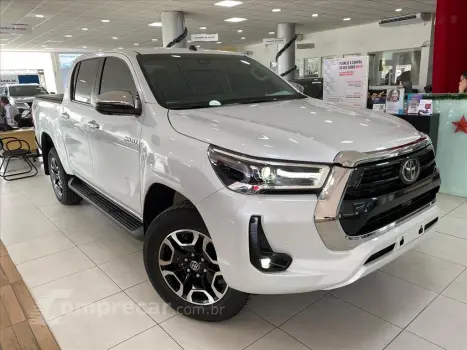 Toyota HILUX 2.8 D-4D TURBO DIESEL CD SRX 4X4 AUTOMÁTICO 4 portas