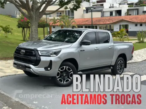 Toyota HILUX 2.8 D-4D TURBO DIESEL CD SRX 4X4 AUTOMÁTICO 4 portas