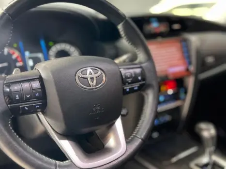 HILUX SW4 - 2.8 D-4D TURBO SRX 7L 4X4 AUTOMÁTICO