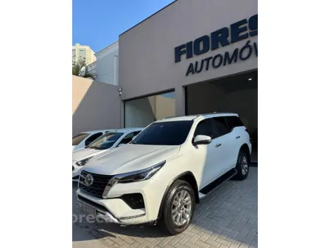 Toyota HILUX SW4 2.8 D-4D TURBO DIESEL SRX 7L 4X4 AUTOMÁTICO 4 portas