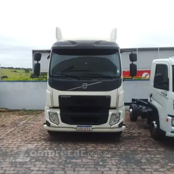 Volvo VM330 2 portas