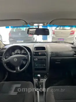 ASTRA 2.0 MPFI Advantage Sedan 8V