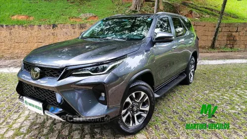 Toyota HILUX SW4 2.8 D-4D TURBO DIESEL SRX 4X4 AUTOMÁTICO 4 portas