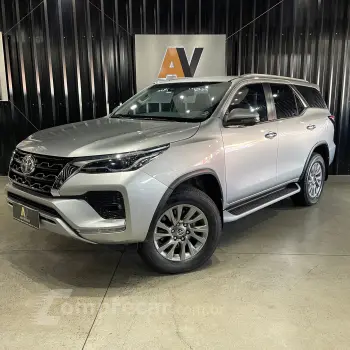 Toyota HILUX SW4 2.8 SRX 4X4 7 Lugares 16V Turbo Intercooler 4 portas