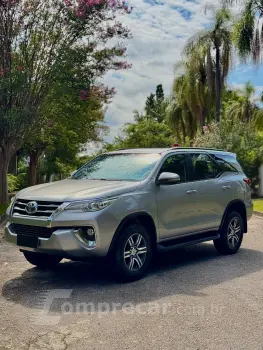 Toyota HILUX SW4 2.7 SR 4X2 7 Lugares 16V 4 portas