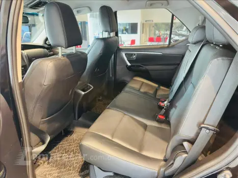 HILUX SW4 2.8 D-4D TURBO DIESEL SRX PLATINUM 7L 4