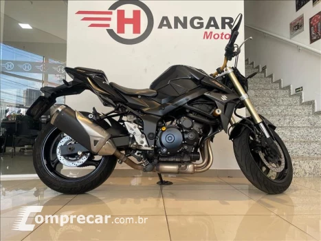 SUZUKI GSR 750