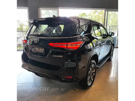 HILUX SW4 2.8 D-4D TURBO DIESEL DIAMOND 7L 4X4 AUTOMÁTICO