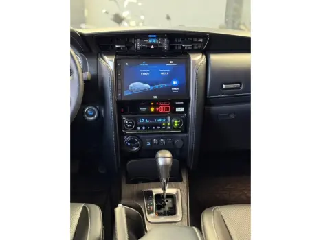 HILUX SW4 2.8 D-4D TURBO DIESEL SRX 7L 4X4 AUTOMÁTICO