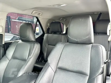 HILUX SW4 2.8 D-4D TURBO DIESEL SRX 7L 4X4 AUTOMÁTICO