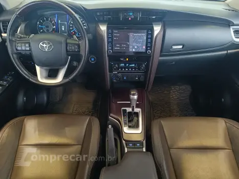 HILUX SW4 2.8 SRX 4X4 7 LUGARES 16V TURBO INTERCOOLER 4P AUT