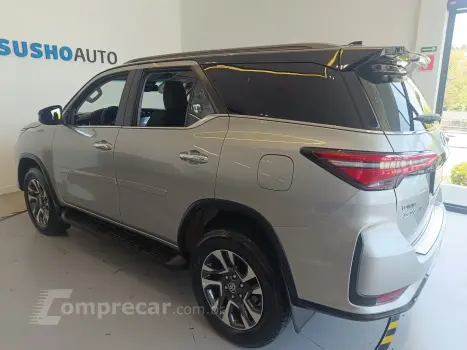 HILUX SW4 2.8 D-4D TURBO SRX PLATINUM 7L 4X4 AUTOMÁTICO