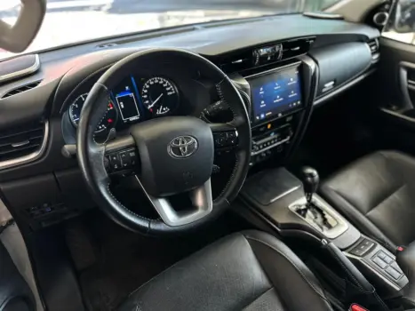 HILUX SW4 2.8 D-4D TURBO DIESEL SRX 7L 4X4 AUTOMÁTICO