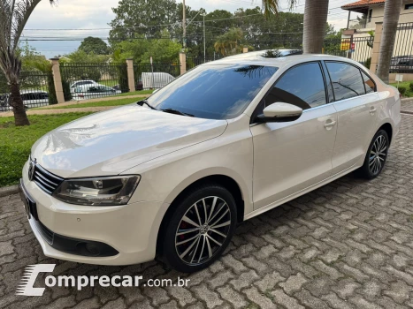 Volkswagen JETTA 2.0 TSI Highline 211cv 4 portas