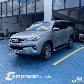 Toyota HILUX SW4 2.8 SRX 4X4 7 LUGARES 16V TURBO INTERCO 4 portas