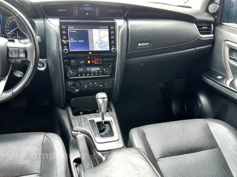 HILUX SW4 2.8 D-4D TURBO DIESEL SRX 7L 4X4 AUTOMÁTICO