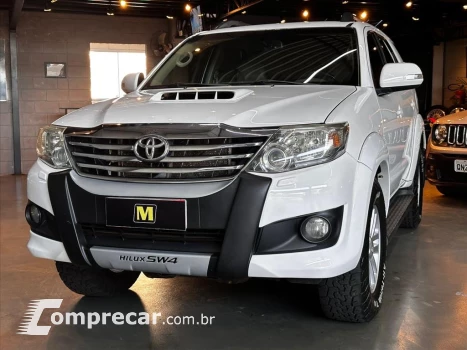 Toyota HILUX SW4 3.0 SRV 4X4 7 LUGARES 16V TURBO INTERCO 4 portas