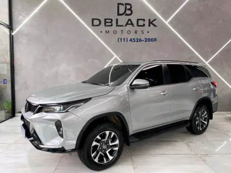 Toyota Hilux SW4 SRX Plat. 4x4 2.8 TB Die. Aut. 4 portas