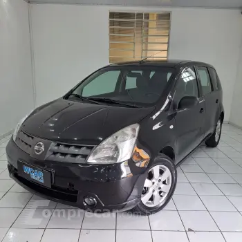 NISSAN Livinia 4 portas