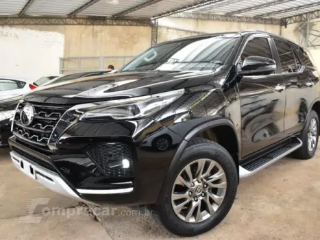 Toyota HILUX SW4 - 2.8 D-4D TURBO SRX 4X4 AUTOMÁTICO 4 portas