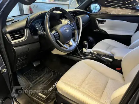 Hilux SW4 2.8 4P SRX 4X4 DIAMOND 7 LUGARES TURBO DIESEL AUTO