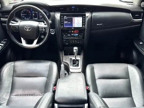 HILUX SW4 2.8 D-4D TURBO DIESEL SRX 7L 4X4 AUTOMÁTICO