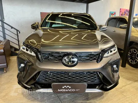 Toyota Hilux SW4 2.8 4P SRX 4X4 DIAMOND 7 LUGARES TURBO DIESEL AUTO 4 portas