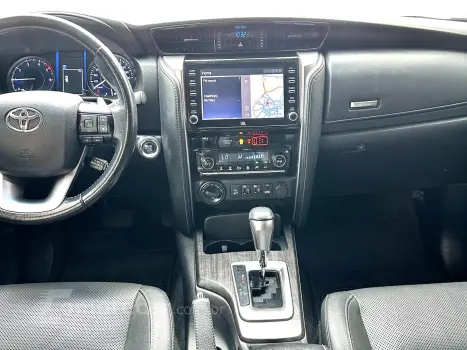 HILUX SW4 2.8 D-4D TURBO DIESEL SRX 7L 4X4 AUTOMÁTICO