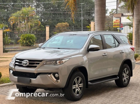 Toyota HILUX SW4 2.7 SR 4X2 7 Lugares 16V 4 portas